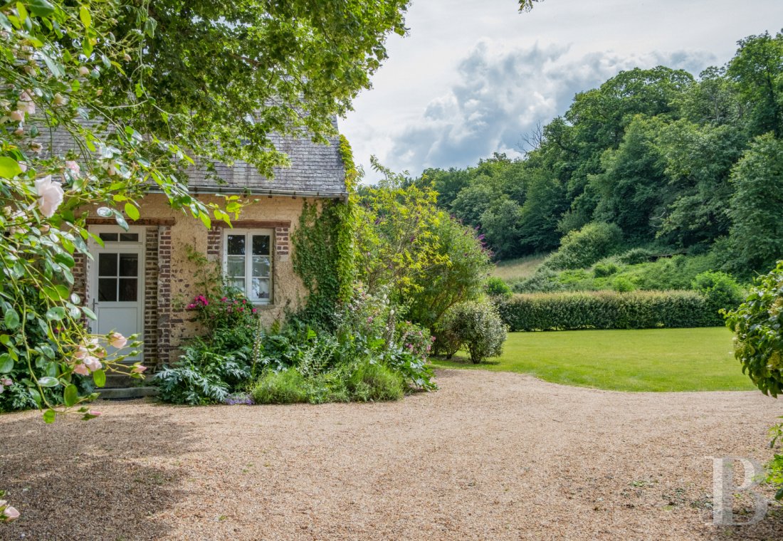 A artists' house with a cluster of small houses on the way to Le Mans - photo  n°6